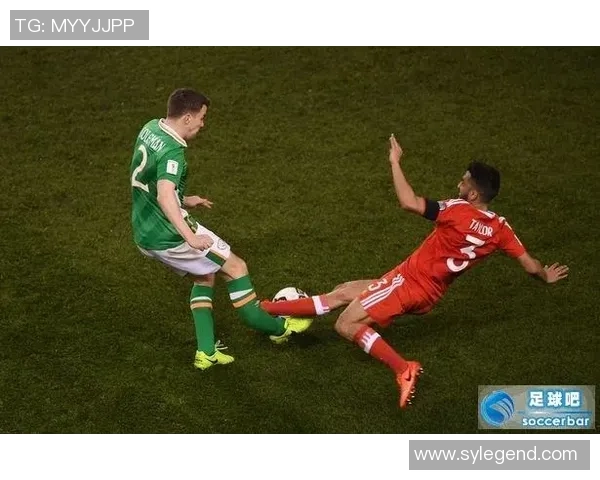 足球明星在比赛中意外受伤的瞬间视频引发球迷热议与关注